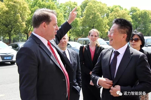 美国驻沪总领事谭森先生一行参观yy易游m6官方入口智能工厂